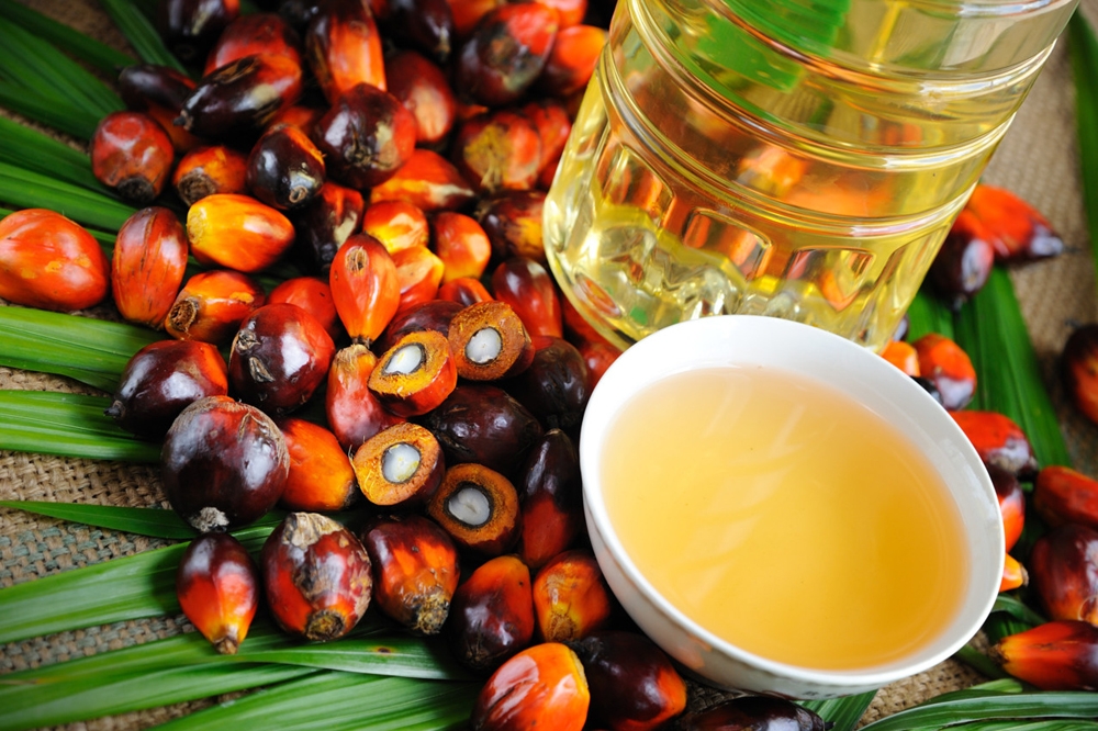 Palm oil fell to a weekly low amid profit-taking by traders