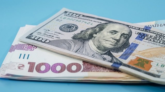 The hryvnia exchange rate declined slightly amid reduced demand for foreign currency