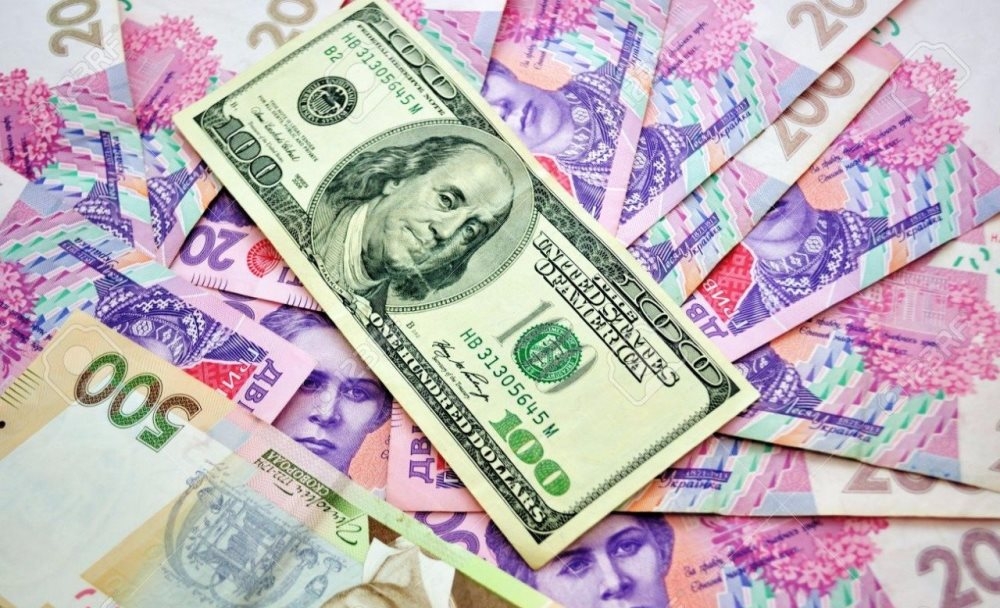 The hryvnia exchange rate remains under pressure from political tensions and speculative demand