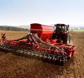 Weather in Ukraine raises crop forecasts in Russia worsens