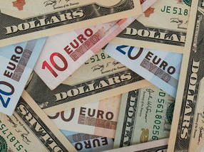 Доллар продолжает снижаться по отношению к мировым валютам, но не в Украине