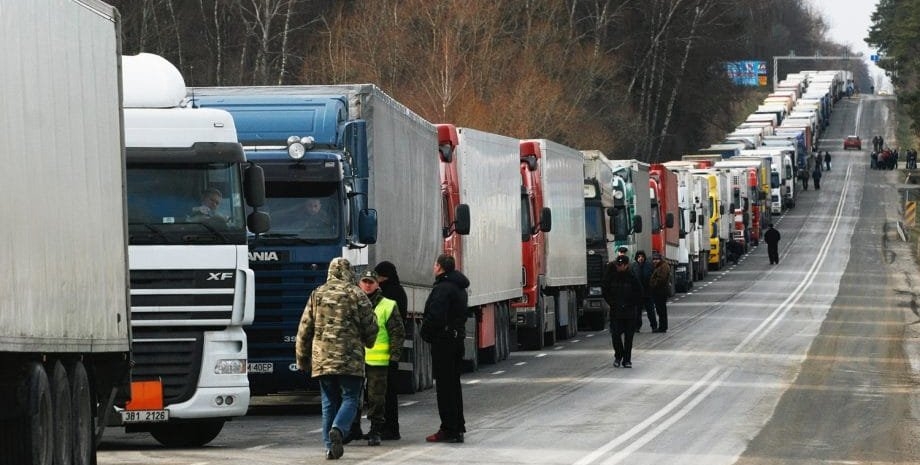 Polish carriers began a two-month blockade of the Ukrainian border