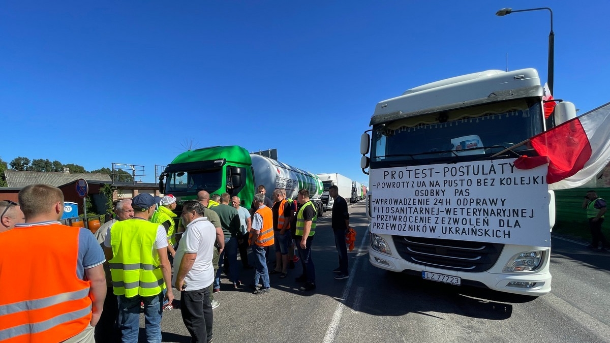 Polish transporters blocked the road demanding the cancellation of the permit system for Ukrainian drivers