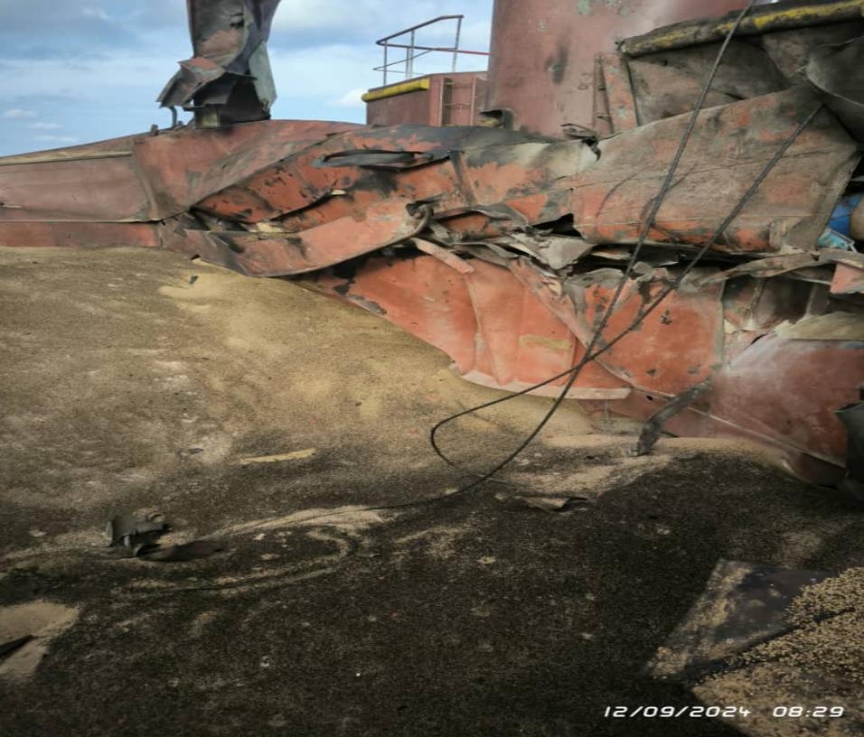 рф атакувала балістичними ракетами порт в Одесі та знову влучила у цивільне судно