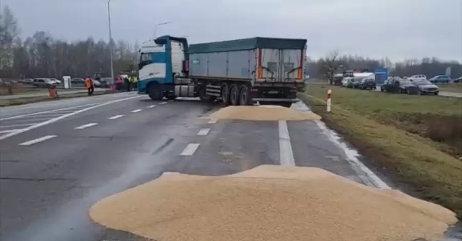 Польські фермери розсипають українське зерно та посилюють блокаду прикордонних переходів