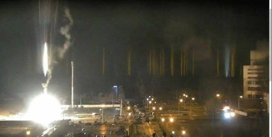 Российские войска обстреляли Запорожскую АЭС, чтобы захватить ее, что привело к пожару
