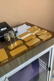 БІЛИЙ МІНЕРАЛ МЕТАЛ